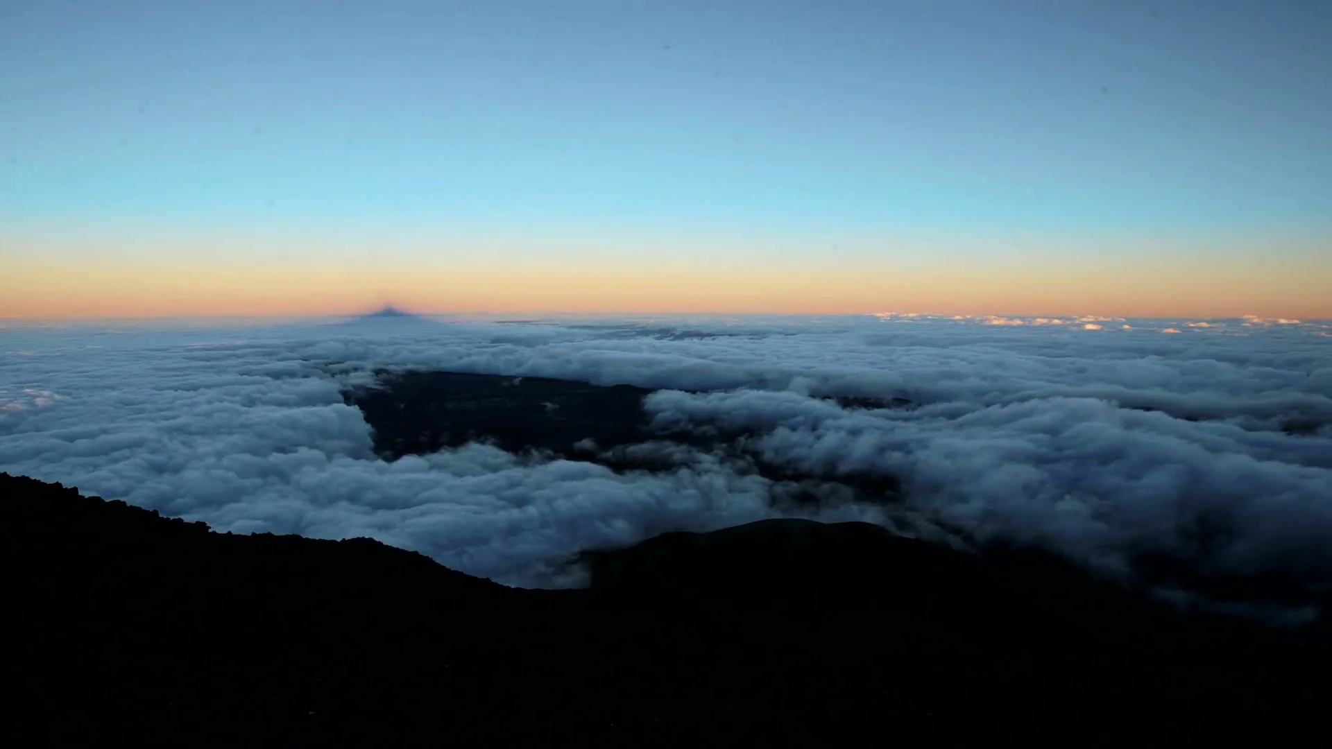 Mer de nuages au lever du soleil, vue depuis un sommet