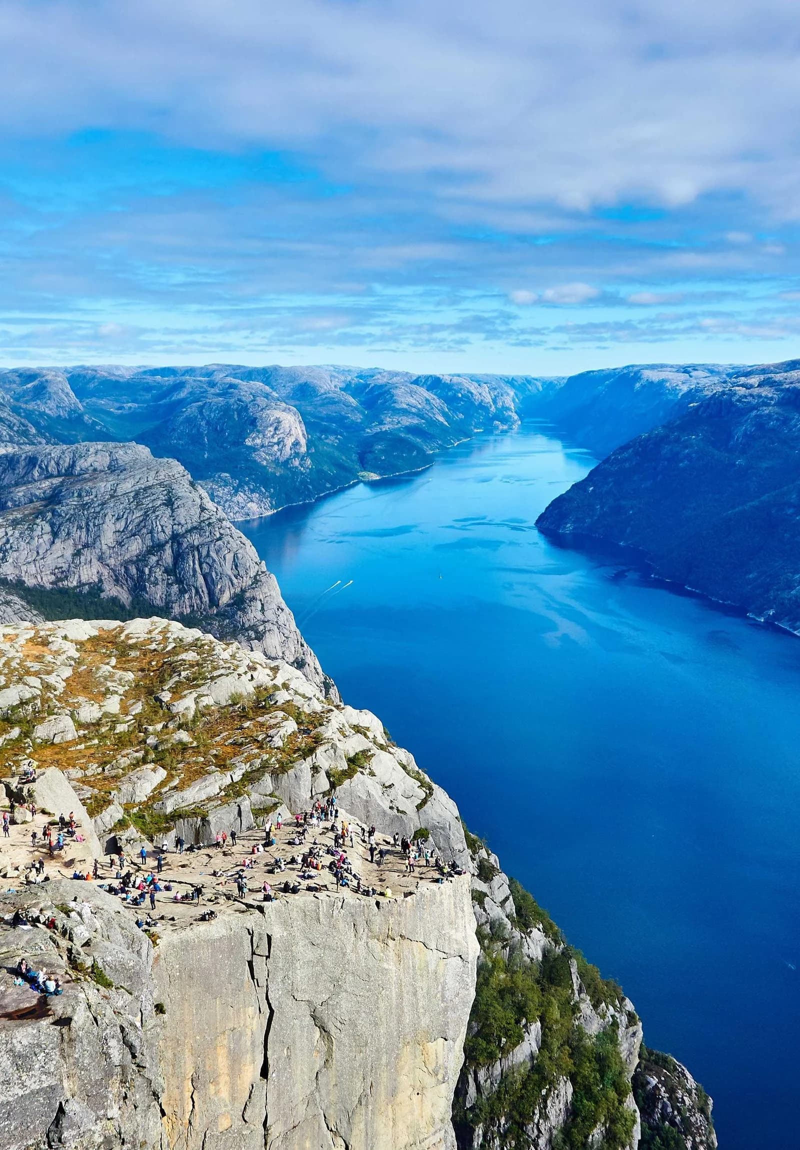 Fjord bleu entre des falaises, vu depuis un promontoire