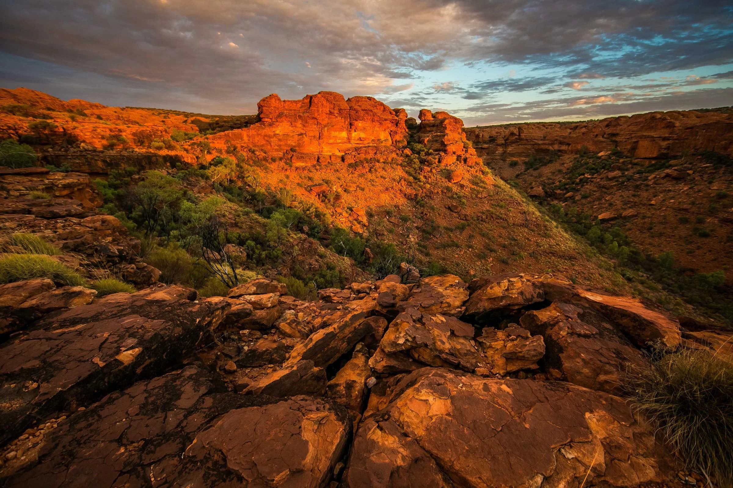 Plateau de roche rouge au soleil couchant