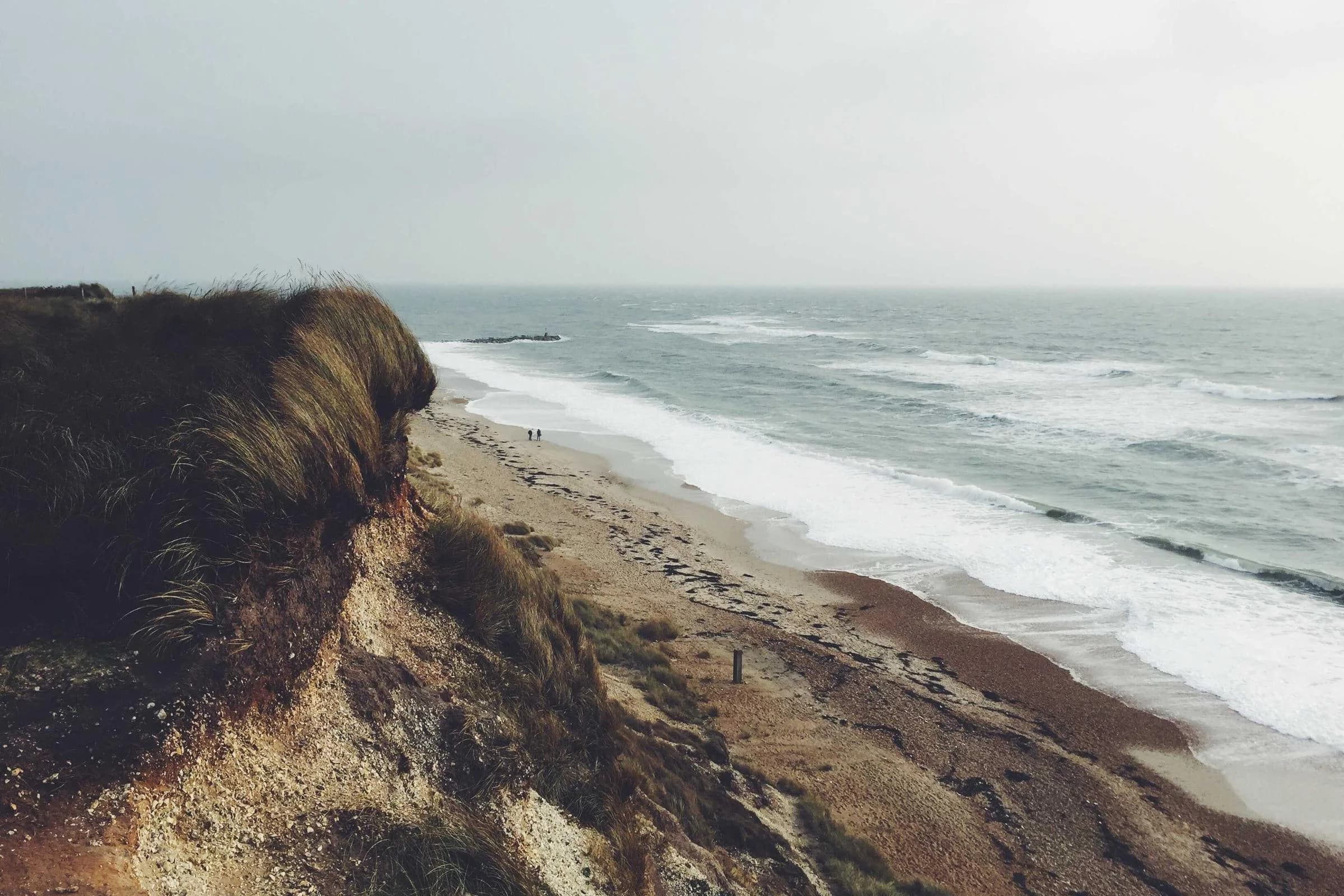 Falaise de sable au-dessus des vagues