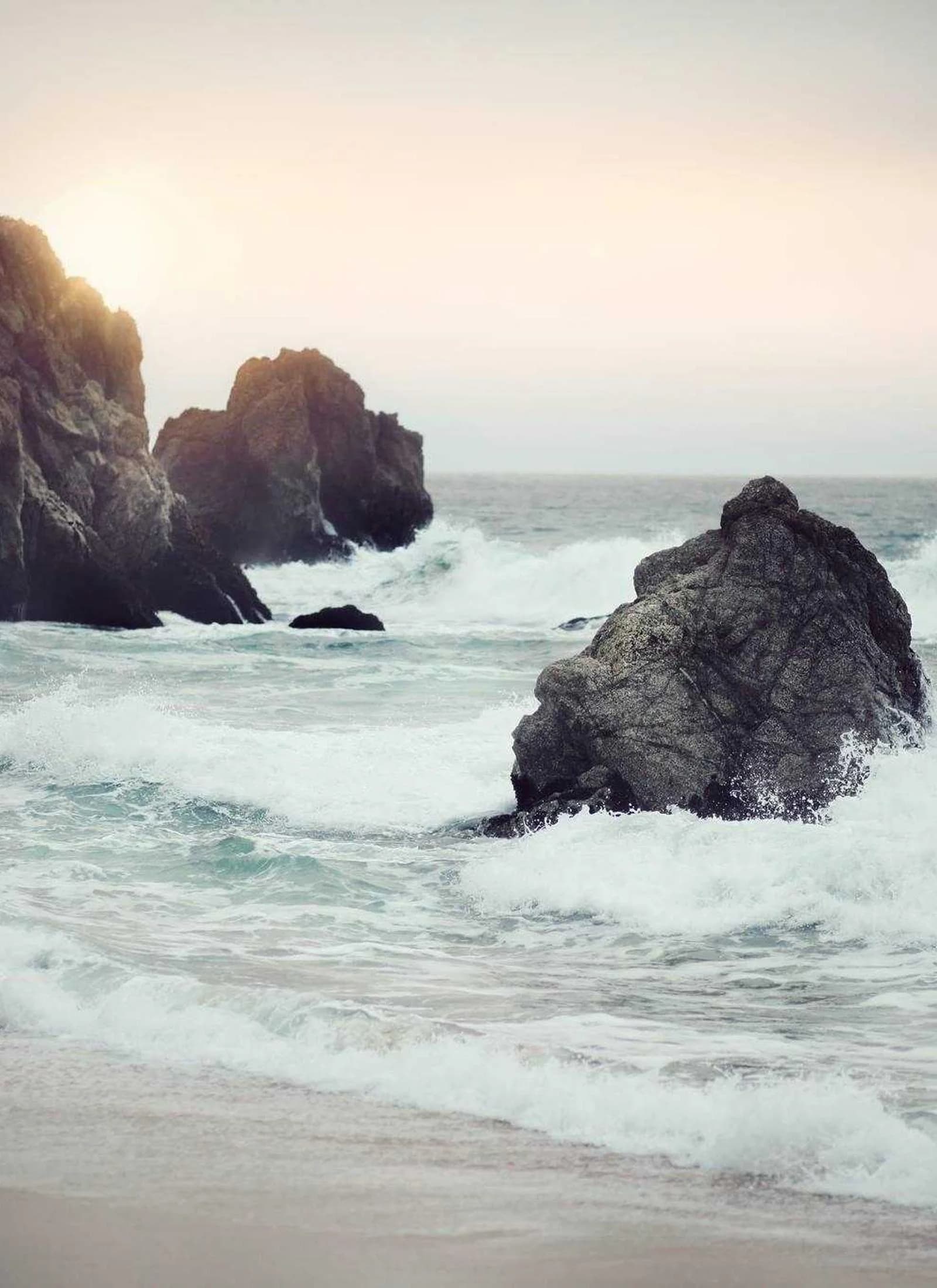 Vagues qui se brisent sur des rochers