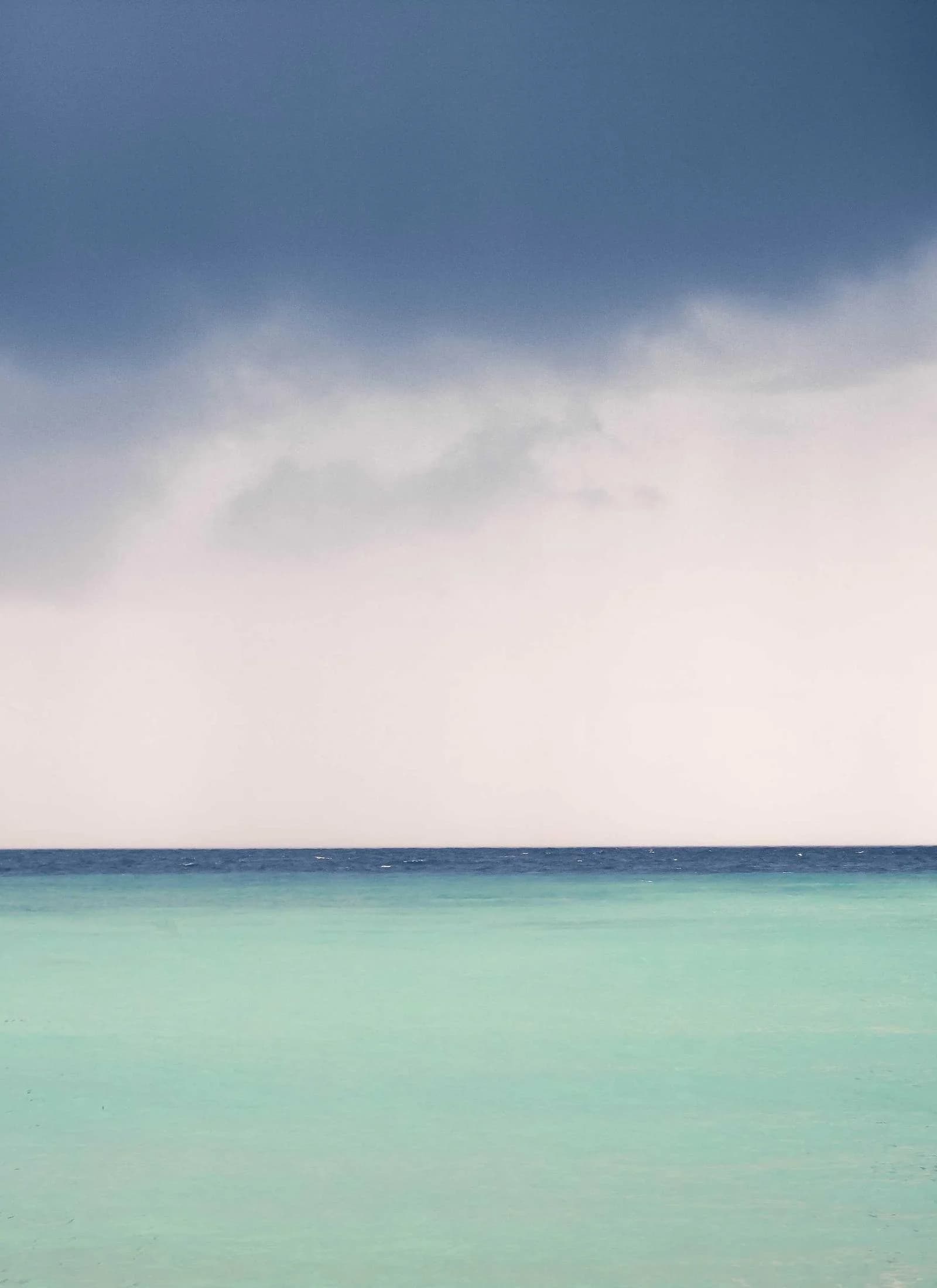 Deux falaises encadrant une mer turquoise