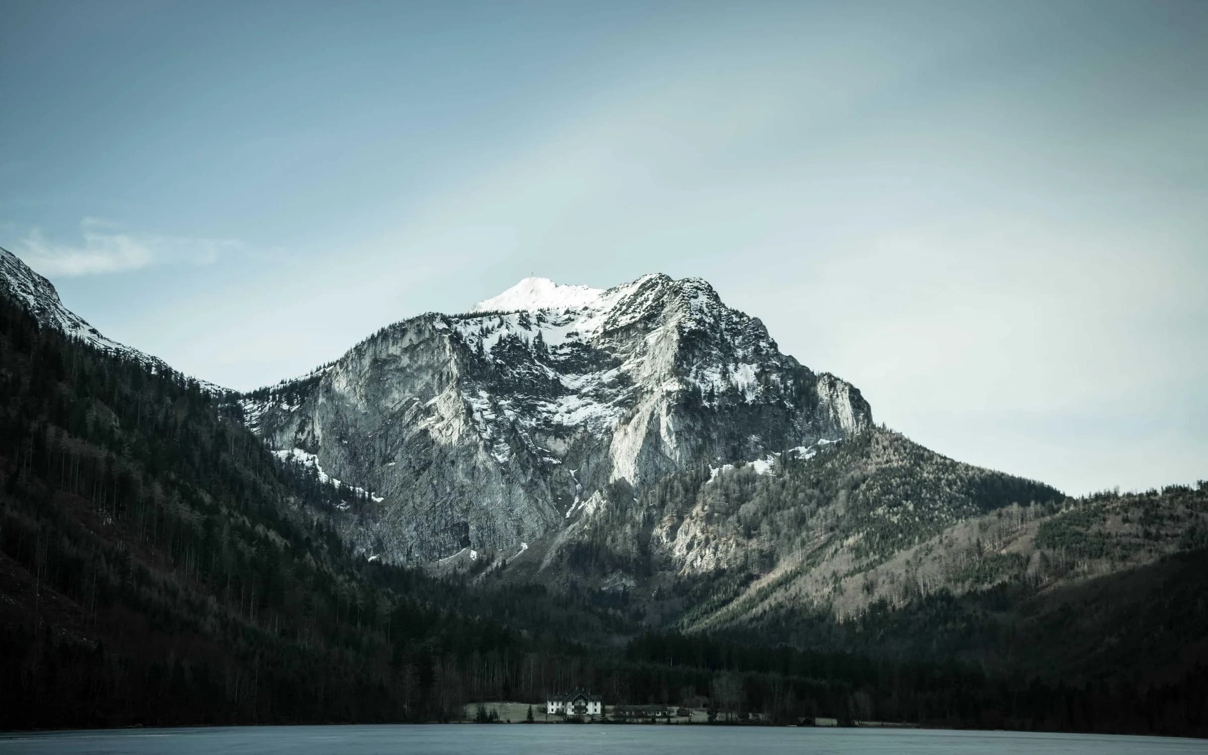 Sommet enneigé au-dessus d’un lac sombre