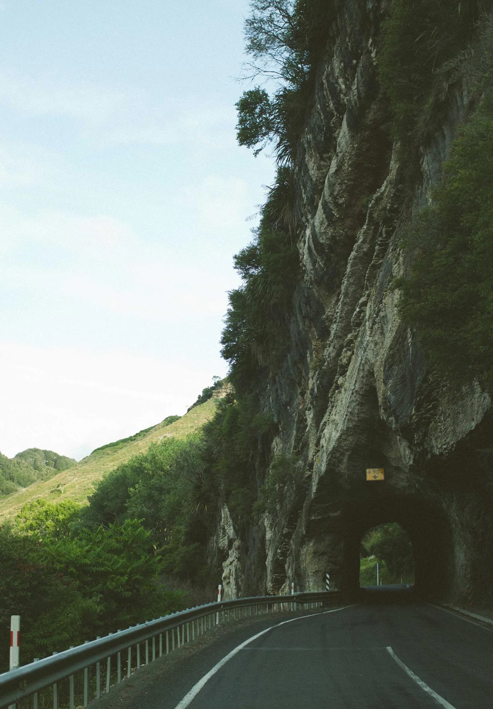 Route au pied d’une falaise verte