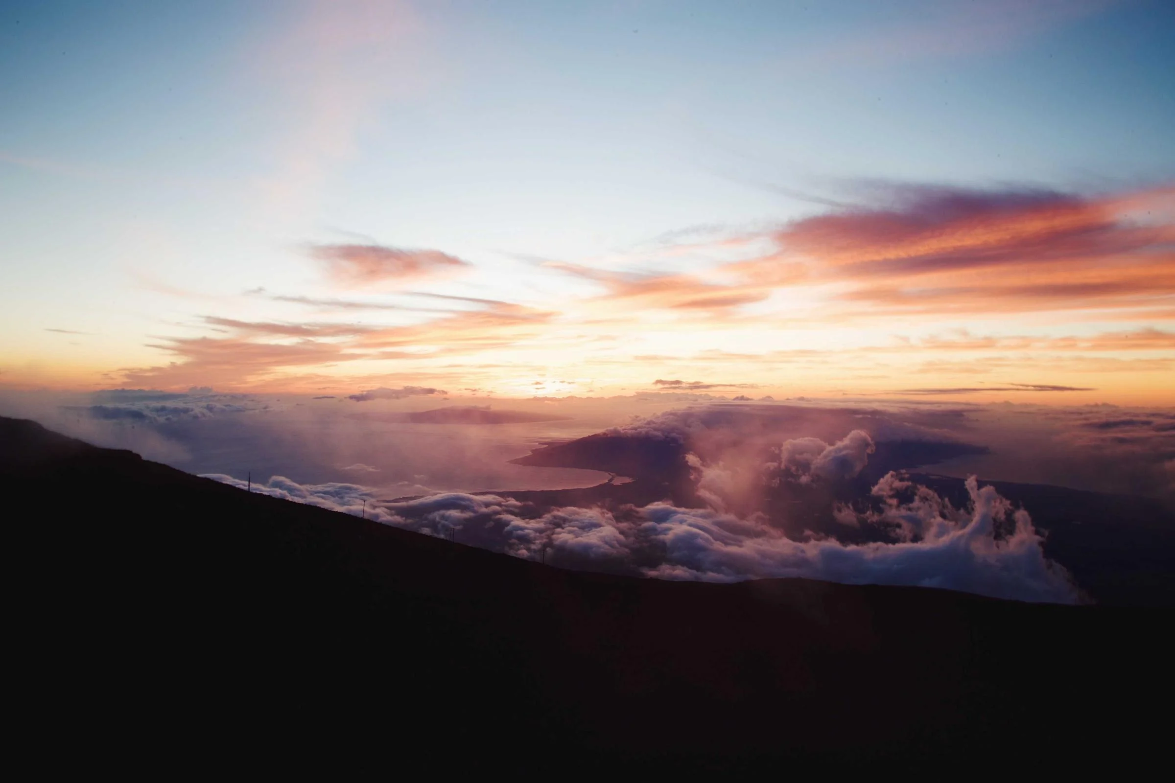 Nuages roses au-dessus des montagnes au crépuscule